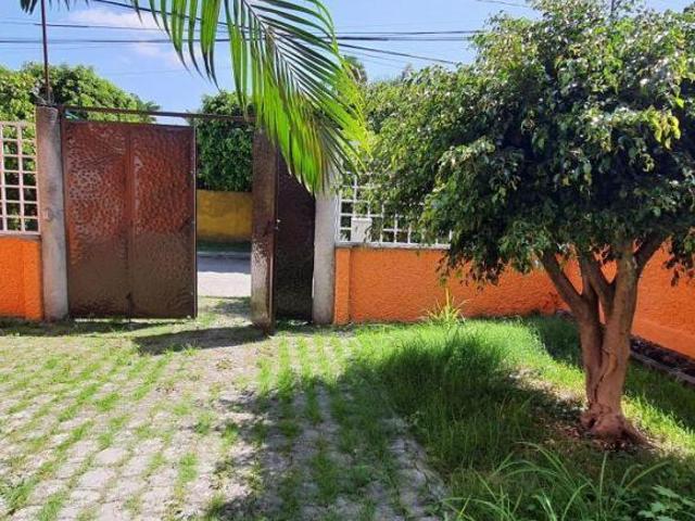 VENTA DE CASA CON ALBERCA Y SEGURIDAD
