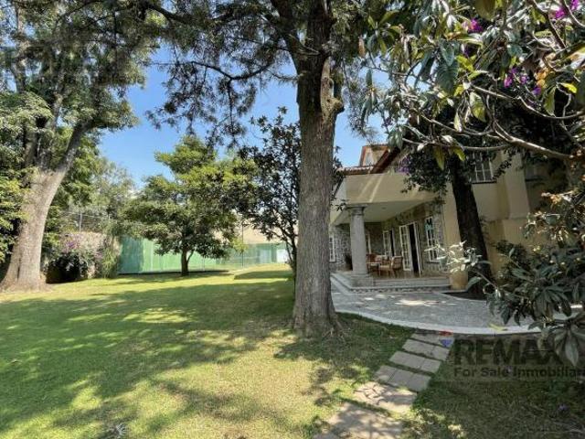 Venta de casa con cancha de padel, Col. Tlaltenango, Cuernavaca, Morelos…Clave 5913
