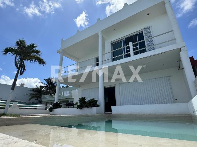 VENTA DE CASA CON DEPARTAMENTOS FRENTE AL MAR