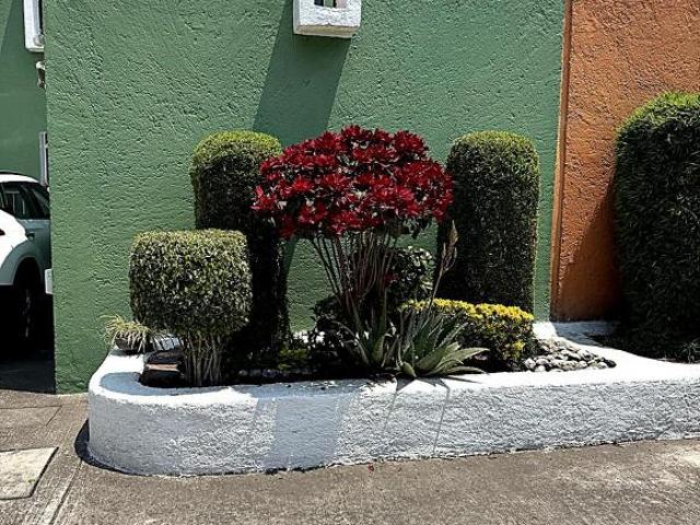 Venta de casa con jardín privado