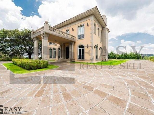 Venta de Casa con Jardines y Vistas Panorámicas