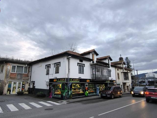 Venta de casa con local comercial