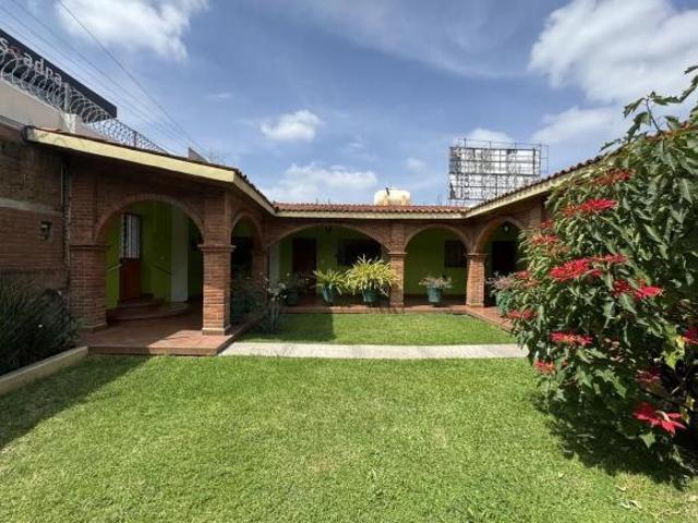 Venta de casa con local comercial sobre Avenida López Portillo