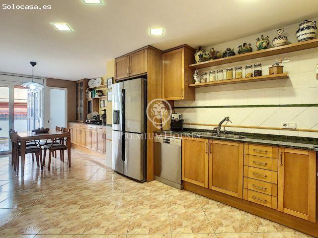 Venta de casa con local comercial y ascensor en Pineda de Mar