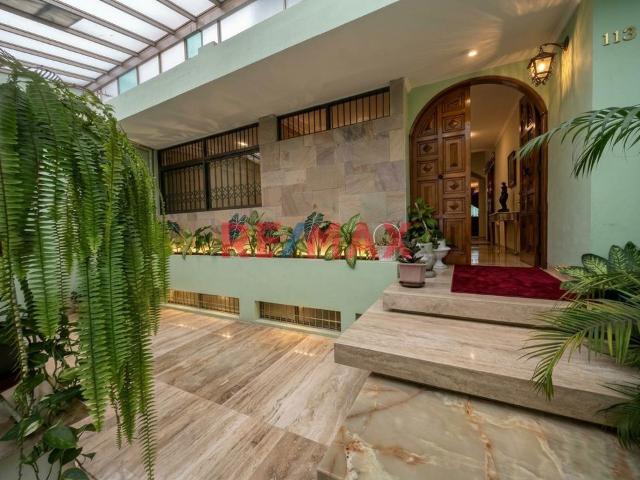 Venta De Casa Con Piscina, Sauna Y 4 Estacionamientos En San Borja