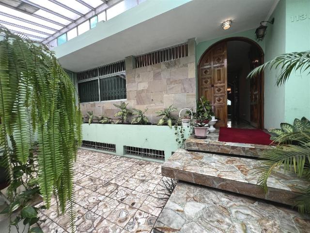 VENTA DE CASA CON PISCINA, SAUNA Y AMPLIO ESTACIONAMIENTO EN SAN BORJA