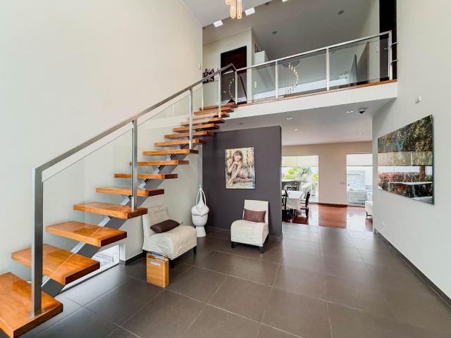 VENTA DE CASA CON PISCINA Y JARDÍN LA MOLINA Id: 3 6 9 6 9