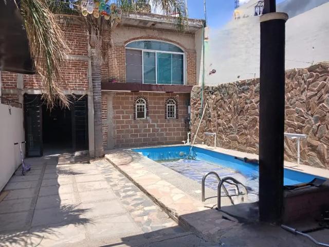 Venta de Casa de Campo en León, Paraiso Real 5 Recámaras con Amplia área de convivencia