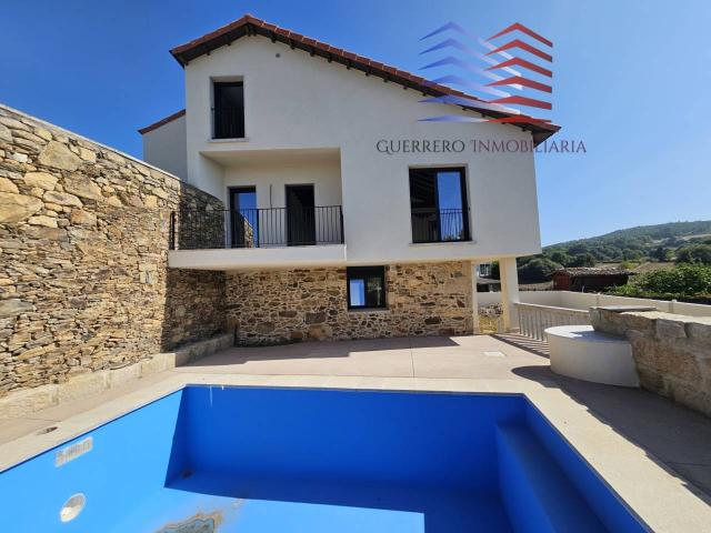 VENTA DE CASA DE DISEÑO CON PISCINA Y JARDÍN EN A MERCA – A 10 MINUTOS DE OURENSE CAPITAL. 305.000 €