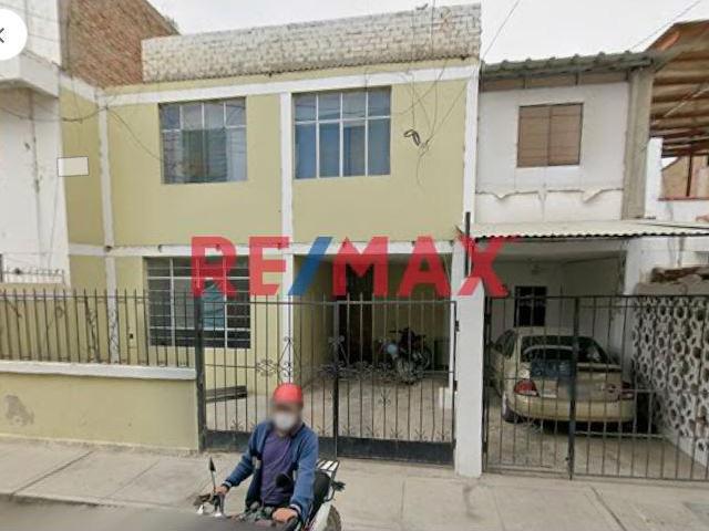 Venta De Casa De Dos Pisos En Urb. Bancarios Muy Cerca Al Real Plaza