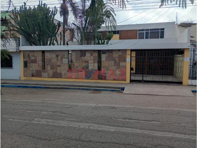 Venta De Casa De Dos Pisos En Avenida