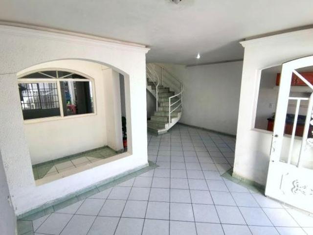 Venta de casa de dos pisos en Santa Lucia