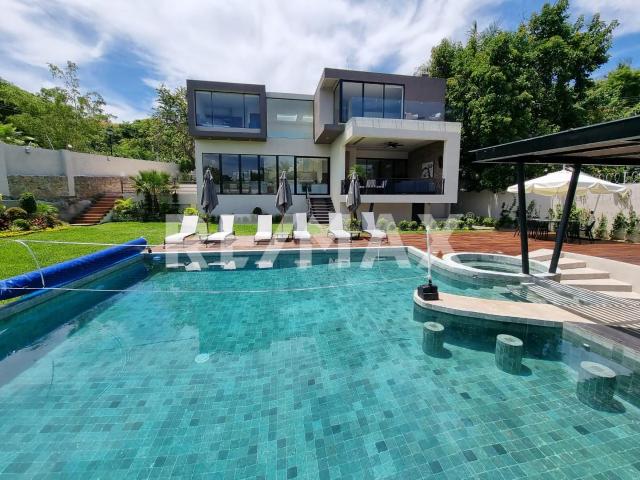 Venta de casa de lujo con alberca en Tequesquitengo, Morelos. Clave 6029