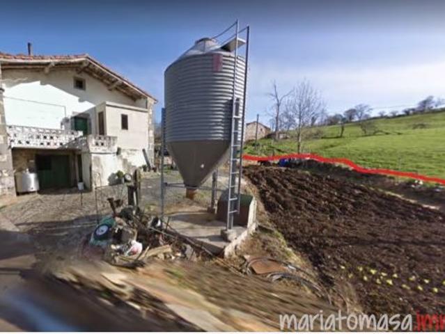 Venta de casa de piedra con 5 hectáreas de terreno en Karranza