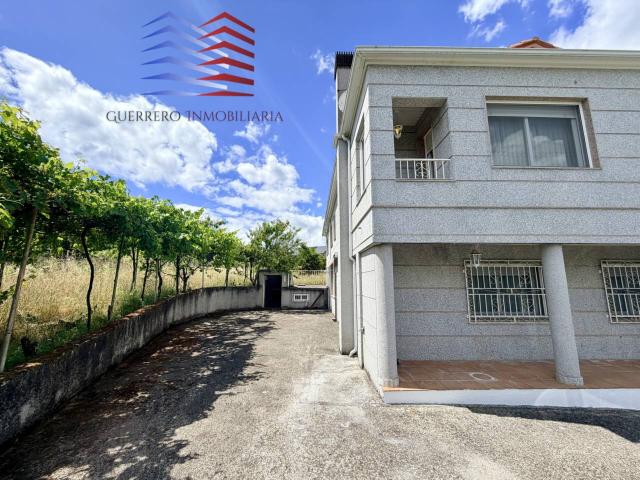 VENTA DE CASA DE PIEDRA CON GRAN FINCA, JARDÍN Y VIÑEDOS, GARAJE EN COLES – A SOLO 10 MINUTOS DE OURENSE – 275.000 €