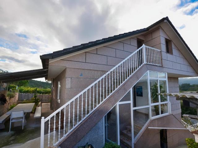 Venta de casa de piedra en Atios O Porriño con vistas despejadas a la montaña