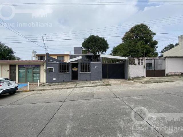 Venta de Casa de 2 niveles y 3 recámaras en Prol. Miguel Hidalgo, Col. Benito Juárez Norte, Coatzaco