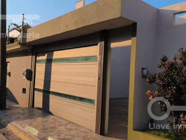 Venta de Casa de 2 Niveles con 3 Habitaciones en Calle Juan O. Gorman, Fracc. Paraíso, Coatzacoalcos