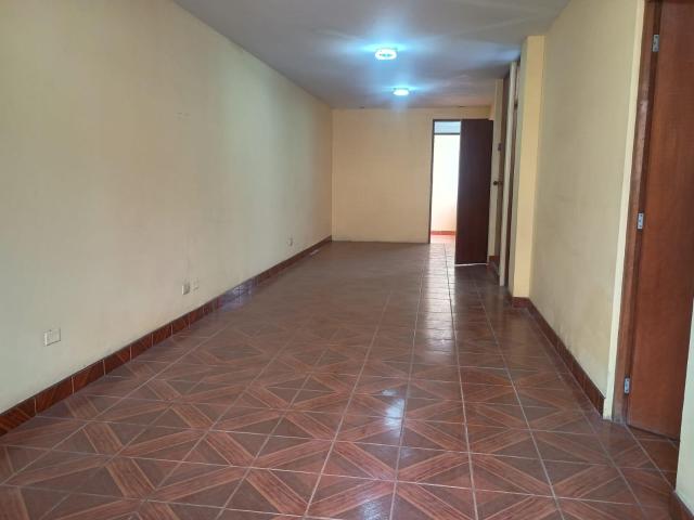 Venta de Casa de 2 pisos, or viaje cerca al colegio Simón Bolívar con una cochera, pista asfaltada