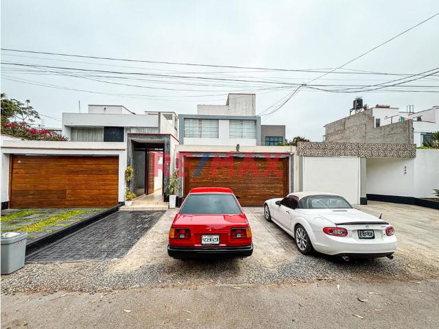 Venta De Casa De 2 Pisos Y Azotea De 300M2 En Chorrillos Con 2 Cocheras