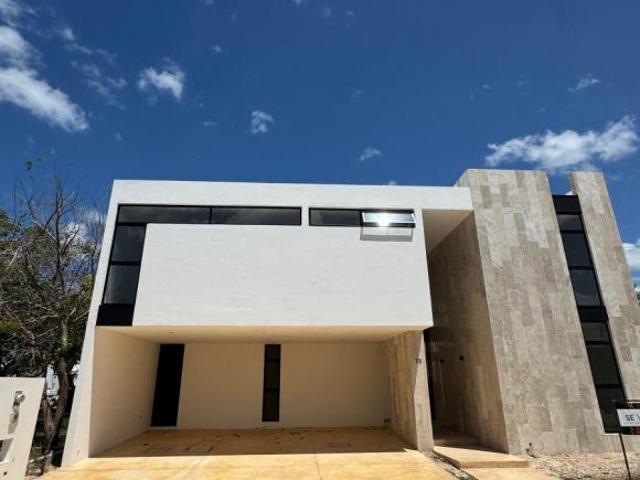 Venta de casa de 380 m2 en Privada Soluna, Temozón, Mérida