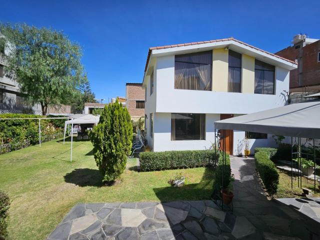VENTA DE CASA DE 337 M2 EN JOSE LUIS BUSTAMANTE Y RIVERO