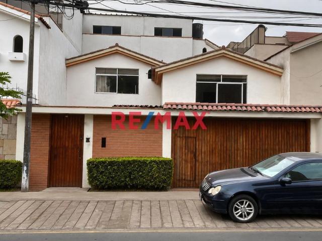 Venta De Casa De 3 Niveles En La Molina