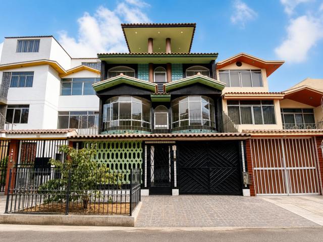 Venta de Casa de 3 pisos cerca al Ovalo Huandoy Los Olivos