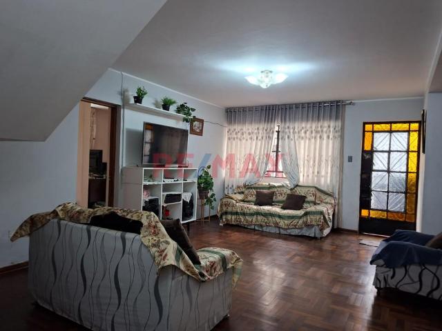 Venta De Casa De 3 Pisos + Azotea | A 1 Cuadra De Estacion Del Tren San Carlos | Sjl
