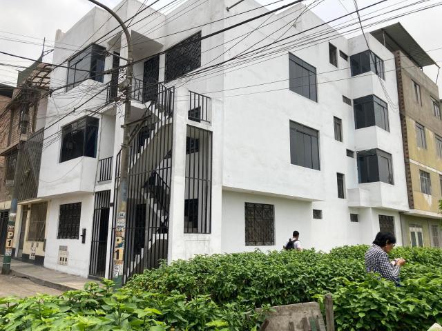 Venta de casa de 3 pisos + azotea