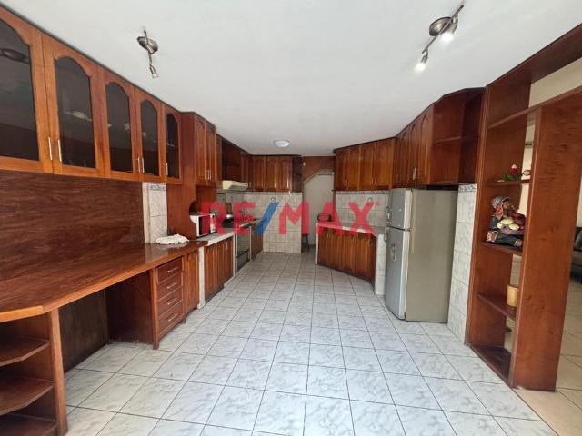 Venta De Casa De 3 Pisos En Ate