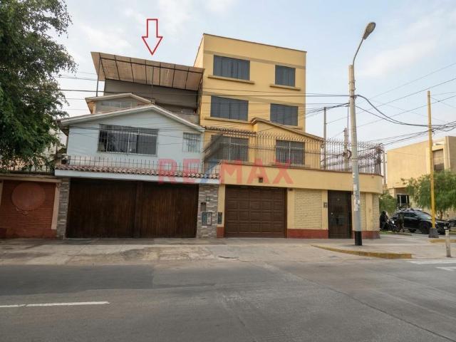 Venta De Casa De 3 Pisos En Av. Alejandro Bertello Cdra. 4,Limite Con Pueblo Libre, Cercado Delima