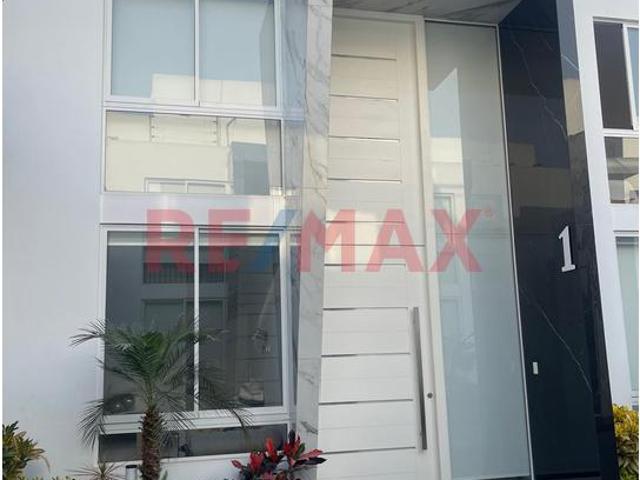 Venta De Casa De 3 Pisos En La Molina De 336M2 Con Cochera