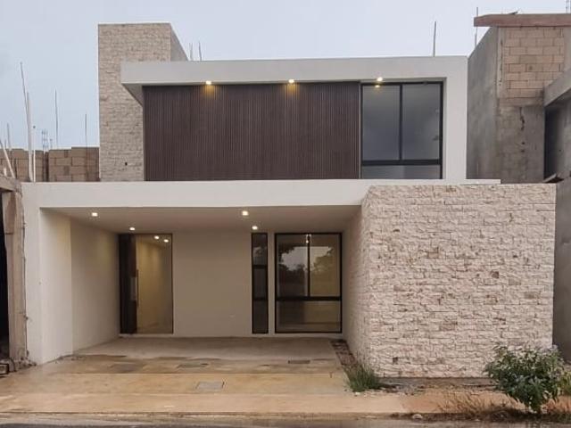 Venta de Casa de 3 Recámaras con Piscina en Privada Tres Lunas en Cholul Mérida