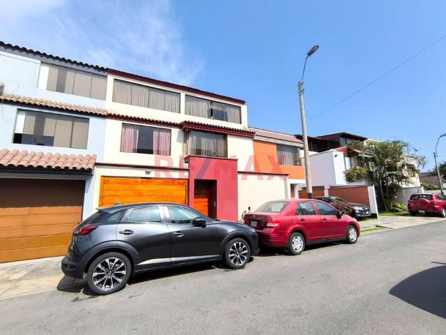 Venta De Casa De 4 Piso En Santiago De Surco De 149M2 Con Cochera