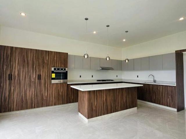 Venta de casa de 4 recámaras zona Lomas de Angelópolis 2, San Andrés Cholula