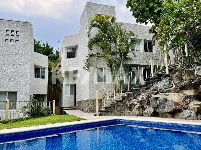 Venta de casa emn condominio, Burgos, Temixco, Morelos. Clave 5601