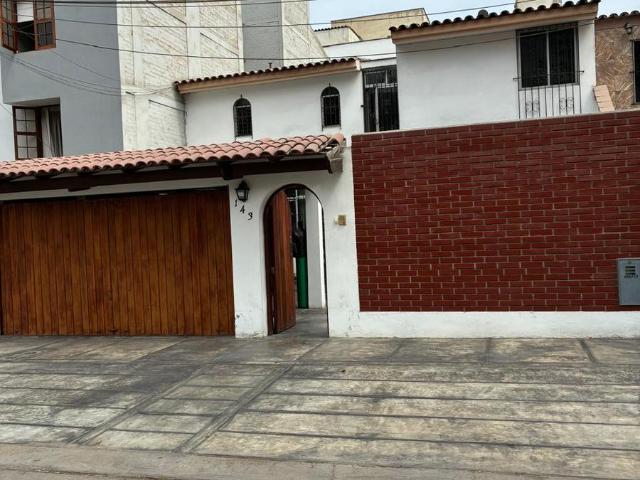Venta de Casa en Monterrico Chico, Santiago de Surco, frente a parque, urbanización cerrada