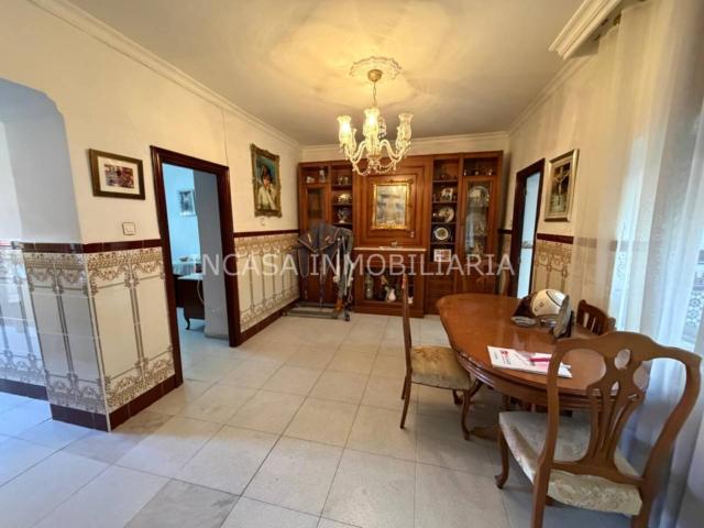 Venta de casa en Nerva con amplias estancias y terraza