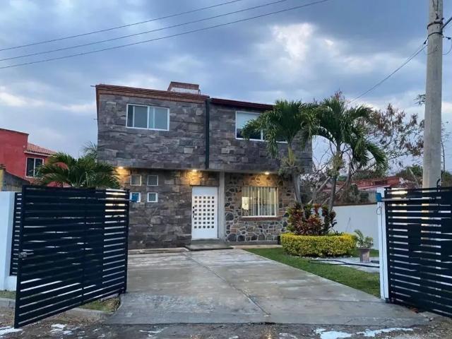 Venta de casa en Oaxtepec, Morelos. Con jacuzzi dentro de fraccionamiento privado