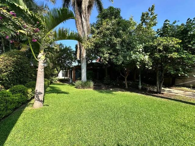 Venta de casa en Oaxtepec, Morelos con jardín frondoso, vapor y sauna en Fraccionamiento privado