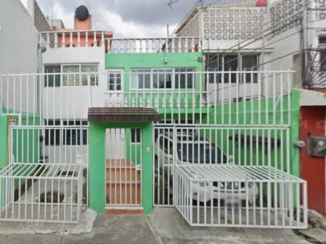 Venta de Casa en Acueducto de Guadalupe, Ciudad de México: Amplios espacios y excelente ubicación