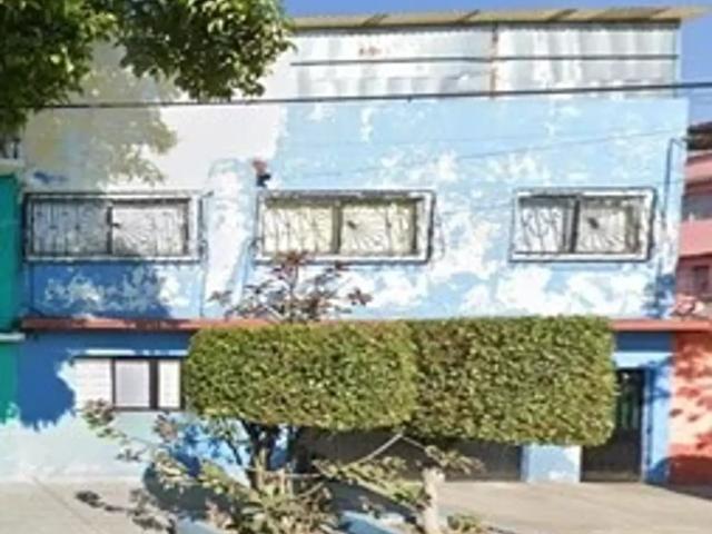 Venta de Casa en Agrícola Oriental, Iztacalco: Acceso a Servicios y Comodidad
