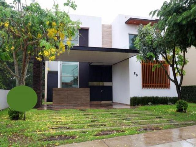 Venta de casa en Altozano en Colima seguridad 24/7 campo de Golf excelente precio de oportunidad