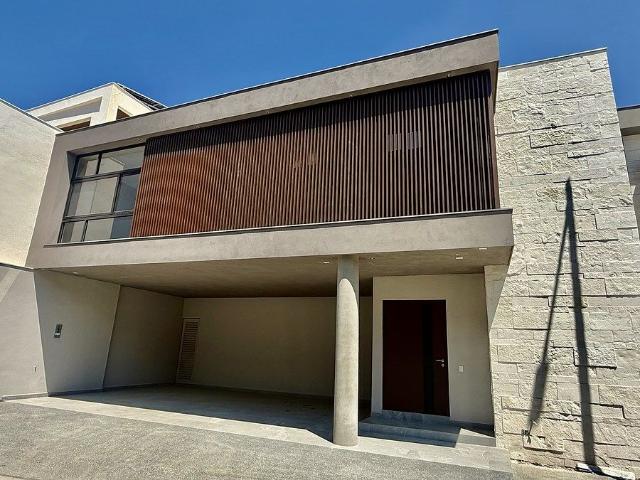 Venta de casa en Altares Residencial en Santiago NL