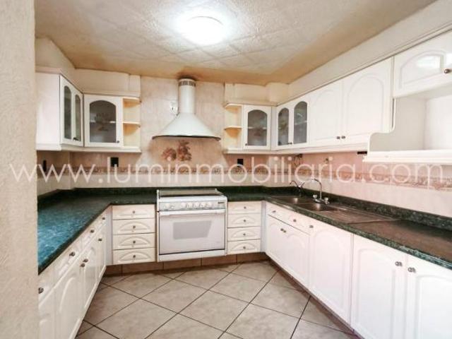 VENTA DE CASA EN BARRIO 18 DE TRES NIVELES