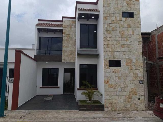 Venta de Casa en Coatepec 3 Rec. 3.5 ba?os 2 salas $2,500,000