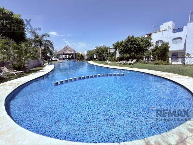 Casa con acceso al lago, roof garden, alberca en Club N?utico de Tequesquitengo?Clave 6346