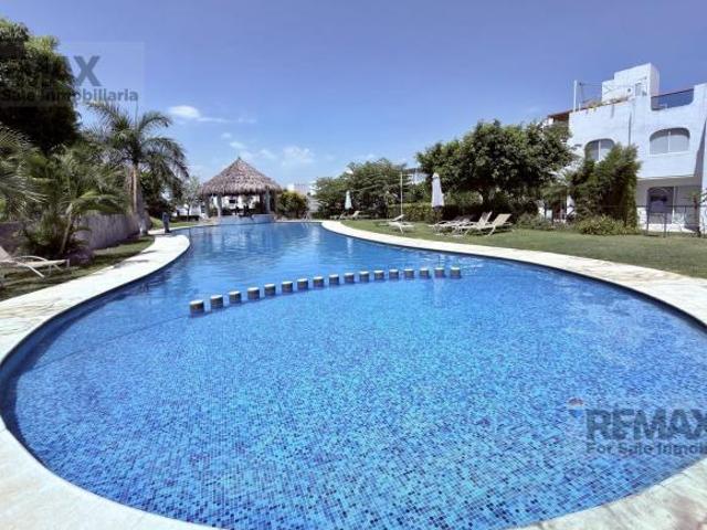Venta de Casa en condominio con acceso al lago, roof garden y alberca en Club Náutico de Tequesquite