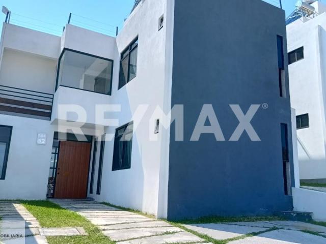 Venta de casa en condominio con alberca, Atlacholoaya, Morelos. Clave 5461